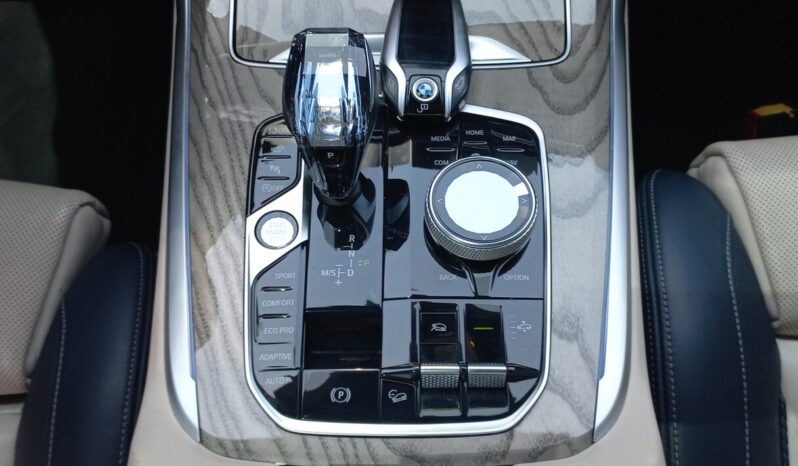 BMW X7 Mkit Xdrive 50i V8 4.4L Twin Turbo full