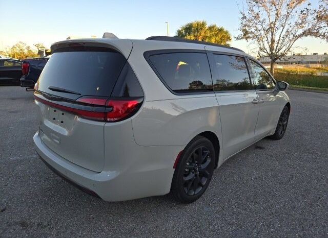 2021 Chrysler Pacifica full